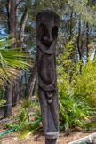 <center>Le Jardin zoologique tropical</center>Statues de prise de grade. Réalisées dans des troncs de fougères arborescentes, elles proviennent du Nord de l’île d’Ambryum (Archipel du Vanuatu Sud-Ouest de l’Océan Pacifique). Traditionnellement réalisées lors d’une cérémonie de prise de grade, chaque statue est à l’effigie d’un ancêtre et parfois ornée de signes distinctifs (Tortues, Lézards, Dents de Cochon) la rendant unique entre toutes.
Les Statues qui vous font face ont été sculptées par des artistes du village de Magnan (Nord d’Ambrym). Seuls ces hommes possèdent le droit coutumier de réaliser ces œuvres au plus pur style Mélanésien
