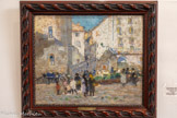 <center>Centre d’art Sébastien</center>Fernand Maillaud
(1862-1948)
Coin de marché à
Hyères, XXe
Gouache sur papier
59 x 68 cm
Collection Musée de
la Banque, Hyères. <br> Fernand Maillaud (1862-1948)
Peintre paysagiste, illustrateur, ébéniste et créateur de tapisseries, l’artiste est considéré comme
un peintre majeur de l’École de Crozant (ou Vallée Noire : Paysages de la Creuse). Centré sur les
paysages de la Creuse avec une touche post-impressionniste, parfois fauve, il peint des paysages
réalistes à tonalité expressive ou des atmosphères rurales aux couleurs vives.
À partir des années 1890–1900, il est lié au groupe post-impressionniste autour de Paul Gauguin,
où il adopte une touche plus expressive, moins fidèle à la simple illustration, avec des accents
colorés et symbolistes.
Formé à l'École des Beaux-Arts de Paris dans l’atelier d’Adolphe Yvon, il expose au Salon des Artistes
Français dès 1896, puis en devient membre en 1901