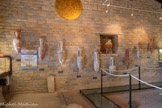 <center>Musée de Tauroetum</center>Accrochée au mur de gauche, une collection d’amphores à vin, donc italiques à anses longues et venant de la région de Pompéi. Leur fond pointu permettait de les caler dans les bateaux de transport avec du sable et des branchages. Les deux premières à gauche : Amphore gréco-italique de type Lyding-will e datation -175/-100. Puis trois Amphores de type Dressel 1A datation : -135/-50. Une Amphore de type Dressel 1 B datation -100/-1. Deux Amphores de type Dressel 1A datation : -135/-50. La dernière, Amphore de type Dressel 2-4 datation : -30/150.