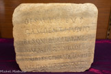 <center>Musée de Tauroetum</center>Epigraphe latine : Aux dieux manes, Gautentius Junior qui a vécu 5 ans, 8 mois et 14 jours. Fait par le père Marcellus et la mère Donata, à leur fils chérei.