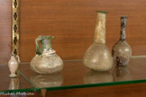 <center>Musée de Tauroetum</center>Un lacrymatoire (du latin « lacrima », « larme ») est une sorte de récipient de terre cuite ou, plus fréquemment, de verre, trouvé dans des tombeaux romains et grecs tardifs, dont on a pensé qu'ils étaient des bouteilles dans lesquelles les parents du défunt avaient laissé tomber leurs larmes. Ils contenaient plus vraisemblablement des onguents et la découverte de tant de ces récipients dans des tombeaux est due à l'utilisation d'onguents aux cérémonies d'obsèques.

Ces lacrymatoires ont la forme d'un fuseau ou d'un flacon avec un long col et un corps en forme d'ampoule.
