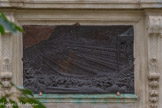 <center></center>Au dos ce la fontaine, le relief qui figure la Fête de la Fédération au Champ de Mars, le 14 juillet 1790.  D'après le dessin de C. Monet, gravé par Helman, de l'Académie des Arts de Lille en Flandre et eau-forte de A.J. Duclos.