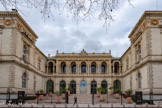 <center>Le musée et la Bibliothèque d’Art de Toulon. </center>Le projet monumental est confié à l’architecte toulonnais Stanislas Gaudensi Allar (1841-1904). Ce dernier dessine un plan en U permettant de mettre en scène les façades du musée, et d'offrir à la vue des promeneurs du nouveau boulevard un petit jardin à la française et une fontaine. Ce plan en U, avec deux ailes séparées par une galerie, rappelle le palais Longchamp d'Henry Espérandieu, un des maîtres de Gaudensi.