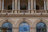 <center>Le musée et la Bibliothèque d’Art de Toulon. </center>Les écussons des portes sont dus à Félix Charpentier.