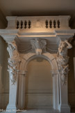<center>Le musée et la Bibliothèque d’Art de Toulon. </center>JEAN POUZADOUX, 1829 – 1895.
D’APRÈS PIERRE PUGET, 1620 – 1696.
ATLANTES, PORTE ET BALCON DE L’ANCIEN HOTEL DE VILLE DE TOULON, 1886.
Plâtre.
Inv. 978.12340.
Pierre Puget, natif de Marseille, étudie la sculpture auprès de Pierre de Cortone en Italie. Après avoir effectué deux séjours à Toulon, il réalise en 1656-1657 les Atlantes pour le balcon de l’Hôtel de Ville. Le terme « Atlante », dérivé du nom d'Atlas (le géant condamné à porter le monde sur ses épaules) désigne une statue masculine qui, à l’égal des cariatides, sert de support à une structure architecturale comme les balcons, les corniches... Puget retranscrit parfaitement les expressions de souffrance et d’effort de ces figures qui peinent à soutenir le balcon de l’édifice ; les veines sont apparentes et la douleur, qui s’exprime sur le visage, intense.
En 1885-1886, Jean Pouzadoux (maître mouleur) reproduit deux moulages en plâtre en grandeur réelle de l’ouvrage de Puget dont le deuxième est conservé à la Cité de l’architecture et du patrimoine de Paris. Quant à l’œuvre originelle, elle orne aujourd’hui l’entrée principale de la Mairie d’Honneur de la ville de Toulon, située sur le carré du port.