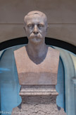 <center>Le musée et la Bibliothèque d’Art de Toulon. </center>ANDRÉ ALLAR, 1845-1926.
GAUDENSI ALLAR, 1905.
Marbre.
Musée dArt de Todon - Inv. 2009.02.
André Allar sculpte le buste de Gaudensi Allar, son frère aîné et architecte du Musée Bibliothèque en 1905, afin de rendre hommage à son œuvre. Les deux frères ont étudié ensemble à Marseille et ont réalisé des œuvres en commun, notamment la Fontaine de la Fédération (1889) située sur la place de la Liberté à Toulon.