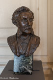 <center>Le musée et la Bibliothèque d’Art de Toulon. </center>ANDRÉ ALLAR, 1845-1926.
JULES LOEBNITZ, CIRCA 1895.
Buste, bronze sur un socle de marbre vert-de-mer. Acquisition, 2025 - Inv 2023.1.1.
Jules Loebnitz fait son apprentissage à Paris dans la fabrique de poêles en faïence fondée en 1833 par son grand-père Jean-Baptiste Pichenot. En 1857, âgé de 21 ans, il reprend les rênes de l'entreprise. Dans les années 1860, il étend son activité à la création de céramiques architectu¬rales (pavages, carrelages muraux...). Sa rencontre avec l'architecte Paul Sédille vers 1872 lui ouvre de nouveaux horizons plus artistiques. Celui-ci sollicite le faïencier pour décorer les façades de nombreuses demeures privées comme celles de l'industriel Victor Roux à Marseille (Villa Beaupin, 1874) et à La Londe les Maures (château des Bonnettes, 1875). Gaudensi Allar pour son Musée-Bibliothèque de Toulon (1888) recoure également à son talent.