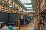 <center>Cabinet de curiosité et bibliothèque</center>Dans sa salle de lecture, elle accueille un Cabinet de curiosités qui expose une centaine d'objets ethnographiques et archéologiques de la collection du M.A.T présentés autour de la thématique des voyages et des objets rapportés en guise de souvenirs par les collectionneurs.