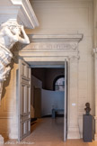<center>Le musée et la Bibliothèque d’Art de Toulon. </center>Porte de gauche du rez-de-chaussée.