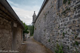 <center>Château d'Aulan.</center> A gauche, l'église.