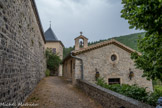 <center>Château d'Aulan.</center> L’église d’Aulan se trouve en contrebas du château. Celui-ci, construit sur un éperon rocheux domine les vallées du Vernu et du Toulourenc. Edifié au XIIe siècle, il occupe alors un point important dans le dispositif stratégique du seigneur du lieu, le baron de Mévouillon. Incendié en 1792 au moment de la Révolution, il est restauré au XIXe siècle. Le village, installé autour, est aujourd’hui en grande partie ruiné.
Desservant le château et le bourg, l’église Saint Jacques était, aux XIIe-XIIIe siècles, rattachée au diocèse de Gap. Ruinée en 1599, elle est restaurée au cours du XVIIe siècle.