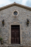 <center>Château d'Aulan.</center> A l'ouest, la façade se caractérise par le portail du XIXe siècle surmonté d'un oculus. On peut y lire trois dates, celles de rénovations : tout en haut, 2015, au-dessus de l'oculus, 1608, et au-dessus de la porte, 1843.