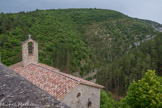 <center>Château d'Aulan.</center> Le clocher-arcade de l'église, reposant sur l'arc triomphal souligne à l'extérieur le passage de la nef à l'abside.