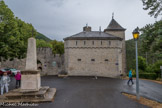<center>Château d'Aulan.</center> Le château d'Aulan constituait un point fort du dispositif stratégique des seigneurs de Mévouillon, on pouvait d'ailleurs communiquer avec la maison mère par signaux optiques. Des difficultés financières amenèrent les Mévouillon à perdre leur baronnie et conduisirent Raymond IV à céder Aulan à son voisin Hugues de Montbrun. En 1635, François-Marie de Suarez épousa Isabeau de l'Espine, héritière du château d'Aulan qu'elle apporta en dot à son mari. Peu à peu, le château subit des modifications et devint petit à petit moins défensif. À la révolution, le château fut détruit, puis pillé et ruiné.