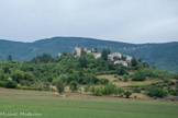<center>Montbrun-les-Bains.</center> Les Baronnies tirent leur nom des Barons de Mévouillon et de Montauban qui, du XIe au XIIIe siècle, avaient acquis une certaine indépendance sous la suzeraineté lointaine de l'Empereur. Ces deux seigneuries furent définitivement annexées au Dauphiné de Viennois en 1315 et 1317, avant d'être cédées, comme partie de cette principauté, au royaume de France en 1349. Le nom même de Montbrun désigne un mont sombre, ou une forteresse. Il devient Montbrun-les-Bains en 1887.