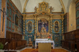 <center>Montbrun-les-Bains.</center> Ensemble monumental du début du XVIIe siècle en bois polychrome doré constitué d'un maître-autel encadré d’un retable comportant une toile représentant une Vierge à l’enfant attribuée à Pierre Parrocel. La partie sculptée est l’œuvre de Jacques Bernus. Cet ensemble est composé de 4 colonnes torses décorées de guirlandes ornées de feuilles et de fruits.