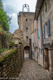 <center>Montbrun-les-Bains.</center>Le Beffroi. Ces rues empierrées provençales appelées «calades» sont nombreuses à Montbrun les Bains.