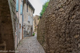 <center>Montbrun-les-Bains.</center> Une légende : le bourreau, après avoir fait son office, descendait cette rue en portant la tête du condamné,