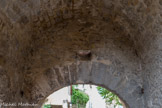 <center>Montbrun-les-Bains.</center> posait la tête sur cette pierre, avant d'aller laver sa hâche dans le lavoir.