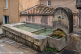 <center>Montbrun-les-Bains.</center> Dans nos villages, les fontaines et lavoirs plus que centenaires témoignent d’une époque où nos anciens vivaient dans des maisons dépourvues d’alimentation en eau courante.
En fournissant ce bien indispensable qu’est l’eau potable, les fontaines constituaient un lieu de passage quotidien incontournable et un point de rencontre pour la population. Que d’histoires locales, que de secrets de famille ont-elles entendus et pourraient-elles raconter ! « Au lavandou, li feme tout en tabassan lou linge, tabasson perèu su li uns et li autres. » Au lavoir les femmes, tout en battant le linge, disent aussi du mal des uns et des autres.