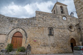 <center>Aurel.</center> Les vestiges d'un château du XIIe siècle se trouvent au sommet du village. L'église qui le jouxte est dédiée à Saint Aurèle et date aussi du XIIe siècle. C'est un bâtiment massif à deux travées, l'une voûtée en berceau, l'autre d'arêtes. L’église est logiquement orientée est/ouest. La porte d’entrée, encadrée de pierres de taille en arc brisé, est située au centre de la nef médiévale. Sa façade est surmontée d'un clocher-tour du XVIII° siècle, comme l'oculus et la baie. Contre la nef médiévale, à droite, une terrasse sur l’emplacement d’une ancienne chapelle « Notre Dame des suffrages » qui abritait la confrérie des pénitents blancs. Elle a été abandonnée en 1895 et démolie car ruinée en 1925.