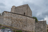 <center>Aurel.</center> Les vestiges d'un château du XIIe siècle se trouvent au sommet du village. Après le grand schisme de 1378 à 1429, Luther et Calvin prêche la « réforme » (protestantisme) ce qui provoque une scission et une série de persécutions et de massacres auxquels la vallée de Sault n’échappera pas auront lieu. Dès 1560, des symptômes de guerre civile éclatent entre François d’Agoult, catholique et Charles du Puy de Montbrun réformé, fanatique et courageux. La région va être dévastée, des razzias ont lieu et Aurel est le premier touché. En 1576, Hubert de Garde de Vins, dit lou Rinar (le Renard), neveu de Jean V de Pontevès, comte de Carcès, qui commandait les troupes de la Ligue, précédant son oncle au siège de Ménerbes, rejoignit le comte de Sault. Leurs troupes s'emparèrent d'Aurel dont les habitants étaient par trop favorables aux religionnaires et qui pouvaient, grâce à eux, rester en contact avec les réformés de Genève. René de La Tour du Pin-Gouvernet, capitaine protestant, revint en 1591 et bombarda la place qui capitula. . Aurel sera pris par les protestants et repris par les catholiques. Disettes et épidémies font beaucoup de ravage. Cela durera jusqu’à la publication de l’édit de Nantes.