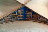 <center>La Grande Audience</center>Le voutain orné de la Fresque des Prophètes. En harmonie avec les fonctions de la salle, la fresque des Prophètes, pièce maîtresse du décor de l’Audience, mettait en exergue l’infaillibilité des jugements de l’Église. A l’origine, cette fresque, exécutée par Mattco Giovannetti en 1353 surmontait un Jugement Dernier, situé sur la paroi nord de cette travée. Cette grande composition fut détruite au XIXe siècle. Aujourd’hui, seuls demeurent sur le voûtain les vingt figures de prophètes qui veillent à la bonne administration de la justice. Ils arborent de grands phylactères portant des sentences relatives au jugement divin. <br> A gauche, en partant du centre, du haut en bas : Ezéchiel, Jérémie, Isaïe, Moïse ; Abdias, Michée, Nahum ; Abacuch, Malachie ; Anne, mère du roi Salomon.  A droite, de bas en haut : Enoch, Job, Salomon, David ; Daniel, Osée, Amos ; Sophonias, Johel ; la Sibylle d’Eryrthrée.