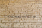 <center>La Grande Audience</center>Inscription indiquant où siègeait Bernard Hugues de Cardailhac, auditeur au tribunal de 1316 à 1355 (mur nord, dernière travée).