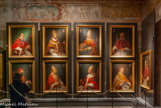 <center>Salle de Jésus.</center>De gauche à droite, et de haut en bas  : Clément V : (1305 - 1314) ; Jean XXII : (1316 - 1334) ; Benoît XII : (1334 - 1342) ; Clément VI : (1342 - 1352) ; Innocent VI : (1352 - 1362) ; Urbain V : (1362 - 1370) ; Grégoire XI : (1370 - 1378) ; CLÉMENT VII (1378-1394).