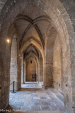 <center>Le montoir des cavaliers.</center>En 1346, le maître d’œuvre Jean de Louvres construisit l’Escalier d’Honneur dans un corps de bâtiment lié à la Grande Audience. Au pied de l’escalier fermé par une porte de bois, un vestibule dessert les deux Audiences et s’ouvre sur la cour par une haute et large arcade brisée. Face à la Petite Audience, une arcade en tiers-point donne sur une petite galerie dont les trois travées épousent de leurs degrés la déclivité du terrain.
Chaque travée de cette galerie était équipée d’un banc de pierre servant de montoir aux cavaliers qui, lorsqu’ils se rendaient au Palais, pouvaient laisser là leur monture.
Ogives et doubleaux qui couvrent le montoir retombent sur de gros piliers rectangulaires entre lesquels se logent trois arcades en tiers-point, qui au départ étaient plus élancées, mais qu’il a fallu réduire pour ne pas nuire à la solidité de l’ensemble.
Au sud, la première arcade communique avec l’escalier ; derrière les deux autres, un appartement dont on ignore l’usage, a pris place sous la première volée de marches. Sur le pilier central un étrier gravé en creux.