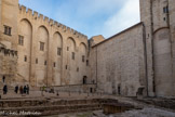 <center>Cour d'honneur, palais neuf </center>Tandis qu'au nord et à l'est, elle est bornée par le palais vieux. A droite, bas de la tour des Anges.