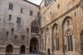 <center>Cour d'honneur, palais neuf </center>C’est par la fenêtre de l’indulgence que le pape donnait sa triple bénédiction aux gens rassemblés sur la place du Palais, qui est aujourd’hui la cour d’honneur.