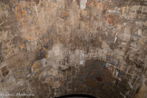 <center>Revestiaire Pontifical.</center>La voûte porte les traces d’un décor de blasons et de motifs ornementaux datant du XVIIe siècle, lorsque la salle fut transformée en chapelle.