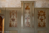 <center>Revestiaire Pontifical.</center>Les murs de cette salle sont actuellement couverts de boiseries du XVIIIe siècle provenant du bureau des consuls de l’ancien hôtel de ville d’Avignon. La voûte porte les traces d’un décor de blasons et de motifs ornementaux datant du XVIIe siècle, lorsque la salle fut transformée en chapelle.