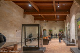 <center>Salle de Jésus.</center>Vestibule des appartements privés pontificaux, la salle de Jésus assure une transition entre les espaces privés de la Tour du Pape et le Consistoire, lieu de réunion. C'est ici que les cardinaux attendent le pape pendant qu'il s'habille dans le Revestiaire attenant. Lorsque le maître de cérémonie donne le signal, ils se rangent par deux et pénètrent dans le Consistoire. Le pape ferme la marche, revêtu des ornements litur¬giques et de la mitre, symbole de son pouvoir spirituel.
Le nom de cette chambre est lié à la présence au XIVve siècle, d'une frise de disques peints sur les murs contenant le monogramme IHS, abréviation du latin Jesus Hominum Salvator: Jésus sauveur de l'humanité.
Après le départ des papes, à partir du XVe siècle, les Légats et les Vice-légats réaménagent cette partie du palais. La pièce est transformée en salle à manger. Au XVIIe siècle, elle devient la salle des Gardes Suisses et l'antichambre des appartements. Ses murs sont alors décorés des blasons et des noms de chaque Vice-légat. Quelques vestiges de ces décors ont été déposés et sont exposés sur les murs.