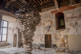 <center>La Chambre antique du Camérier.</center>L'emplacement de la chambre du Camérier antique témoigne de l'importance de ce haut personnage de l'Église. Située dans la tour du Pape, juste sous le chambre du pontife à laquelle elle est reliée par un escalier dans le mur, cette pièce est destinée à loger le plus proche collaborateur du Pape. Homme de confiance du souverain pontife, il est responsable des finances, de l'administration et de tous les officiers de la Cour dont il reçoit le serment.
Cette salle montre l'état du Palais des Papes au moment du départ de la caserne au début du XXe siècle. Le plafond charpenté, un des rares à être conservé, richement peint, n'a jamais été restauré. La pièce conserve sur ses murs les traces des diverses campagnes de décoration qui se sont succédées depuis l'époque pontificale.
Entre le XVIe et le XVIIIe siècle, elle devient successivement Chambre de Parement, salle de réception et salle du Trône. Des peintures d’armoiries des Légats et des Vice-Légats masquent alors le décor médiéval. Au XIXe siècle, quand le palais est transformé en caserne, un badigeon militaire, par endroit encore visible, recouvre l'ensemble. <br> Jean-Michel Othoniel s’inspire de formations rocheuses creusées par le vent du désert, pour imaginer cette sculpture semblable à une colonne de fumée dont le mouvement ascendant se retrouve pétrifié dans le temps.
