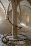<center>Le Trésor bas</center>Situé au deuxième niveau de la Tour du Pape, le Trésor bas renferme les objets les plus précieux du trésor pontifical, ainsi que les archives de l'Église transférées à Avignon par Benoît XII. Ces documents sont conservés dans des coffres ferrés, à une ou deux serrures, identifiés par des lettres de l’alphabet. Les quatre grands caveaux creusés le long des murs sont de véritables coffres forts. Couverts de dalles amovibles, ils abritent les pièces d'orfèvrerie, la vaisselle et les étoffes précieuses ainsi que des sacs de monnaie d'or et d'argent. <br> Enroulée autour de la colonne centrale du Trésor Bas, le Grand Lasso, une sculpture serpentine de perles de verre réfléchissantes noires, diffracte l’espace environnant.