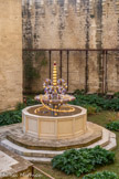 <center>Les jardins du Palais</center>La Fontaine des délices, 2025. Au pied des remparts, la fontaine du Griffon, échappée d’un roman courtois médiéval, se présente comme un refuge invitant à l’évasion. Jean-Michel Othoniel bâtit sur cette dernière une nouvelle fontaine de verre et d’or inspirée de l’animal mythique dont elle tire son nom qu’il nomme la fontaine amoureuse.