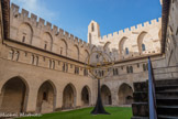 <center>Cloître Benoît XII</center>Depuis l’Antiquité, les astronomes utilisent des astrolabes pour étudier et comprendre le mouvement des objets célestes et leurs lois. Implantée dans l’enceinte du Cloître Benoît XII, une sculpture sphérique monumentale dorée de onze mètres de haut reposant sur un pied, évoque de calmes orbites. Les perles qui la composent sont autant des étoiles et des planètes que la matérialisation de leurs trajectoires autour d’un œil situé au centre de ce tumulte cosmique. L’Astrolabe de Jean- Michel Othoniel n’est pas pensé pour donner à voir une image scientifiquement exacte de l’Univers mais plutôt une cartographie abstraite de son monde intérieur. Cette sculpture agit comme une boussole intime invitant le visiteur à découvrir la cosmogonie de l’artiste.