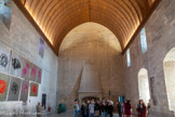 <center>Grand Tinel </center>Le Grand Tinel abrite les festins prestigieux de la papauté. En 1345, il est décoré de fresques par Matteo Giovannetti. Lors des réceptions solennelles, le pape prend place sur une estrade contre le mur sud. Il domine ainsi les convives dont les tables longent les murs. Le pontife est assis sur une cathèdre garnie de tentures de couleurs variées et surmontée d’un dais. De la vaisselle précieuse est disposée sur sa table. Le maître d’hôtel procède systématiquement à l’épreuve des mets au moyen de la proba censée déceler d’éventuels poisons.
Un incendie accidentel en 1413 a détruit le dressoir et le décor de la salle. Le dressoir permettait de dresser les assiettes au sortir de la cuisine avant de servir les hôtes. On n'en connaît ni la forme et l’emplacement. Le décor, exécuté sous la direction de Matteo Giovannetti, représentait le couronnement de la Vierge accompagnée de quatre papes et au-dessus de la porte de la chapelle Saint-Martial, l’image de la Vierge. 
La réfection des toitures et des terrasses est réalisée entre 1414 et 1419.