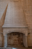 <center>Dressoir </center>Au début du règne de Clément VI, l’aménagement d’une cloison fixe permet de créer un dressoir pour soustraire la préparation des mets à la vue des convives. Cet espace est équipé d’une cheminée à hotte, restituée au XXe siècle, qui permet de tenir les plats au chaud. Tables, buffets et dressoirs en constituent le mobilier.
Le maître de la salle veille au bon déroulement du service.
Le bouteiller, le panetier et le maître de l’eau attendent d’intervenir, tandis que l’écuyer tranchant s’active au découpage des aliments. Hormis le pape, il est le seul à détenir un couteau. Tout ce personnel se tient prêt à former cortège et à défiler dans le Tinel pour assurer le service