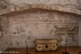 <center>Chambre de Parement.</center>En 1274, le concile de Lyon instaure l’enfermement absolu des cardinaux lors de l’élection d’un pape. Cette disposition est à l’origine du mot conclave, dérivé du latin cum clave qui signifie « fermé à clef ». Avant d’être reclus dans le Palais, les cardinaux procèdent à l’inventaire de leurs biens et à la rédaction de leur testament en cas de décès pendant le conclave. Les vingt à trente membres du Sacré Collège invités à se prononcer, sont assistés chacun par un clerc et des serviteurs.
Au palais, cette centaine de personnes environ, occupe l’Appartement des Hôtes, la Chambre de Parement et le Grand Tinel. A partir de la mort de Benoît XII, afin de créer un espace unique, ces trois salles sont réunies grâce au percement de deux arcs de communication. Pour éviter les pressions extérieures, elles sont gardées en permanence tandis que leurs portes et fenêtres sont murées.
La seule ouverture vers l’extérieur est un guichet permettant de livrer la nourriture. A l’issue du conclave, les lieux retrouvent leur configuration initiale : les arcs sont rebouchés et le décor repris.