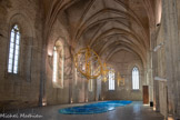 <center>Grande Chapelle </center>Elle est une des réalisations architecturales majeures du pontificat de Clément VI. Achevée en 1351 après quatre années de travaux, le pape peut y célébrer les fêtes de la Toussaint avant de mourir. Ses dimensions exceptionnelles (52 m x 19 m), permettent de donner faste et solennité au service divin. Dédiée aux apôtres Pierre et Paul, elle accueille les messes solennelles en présence du pape et les cérémonies du couronnement ou les funérailles  A cette occasion, un décor luxueux anime la nef. Les murs sont parés de tentures ornées de roses rouges sur fond vert tandis que des tapis sont disposés au sol. La cathèdre du pape, installée clans la deuxième travée, contre le mur nord, est surmontée d’un dais d’or. L’autel qui meuble la dernière travée orientale, est aussi paré de précieux textiles.