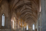 <center>Grande Chapelle </center>Quatre Cosmos géants sont accrochés aux voûtes de la Grande Chapelle, au sol s’écoule une tumultueuse rivière composée de 7500 briques de verre bleues. Au centre de ces quatre sculptures de cinq mètres diamètre, se trouve une gigantesque sphère dorée, suivant la trajectoire des étoiles,
des perles gravitent autour de cet astre central.