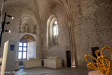 <center>La Sacristie Sud</center>Dans la tradition catholique, le pape attribue chaque dimanche de Carême une rose d’or à un hôte de marque, un souverain, une église ou un sanctuaire. Cet ornement béni en or massif à la forme d’une simple rose sans épine, et symbolise le Christ et sa Passion. L’origine de ce rituel ecclésiastique reste encore aujourd’hui incertaine et peu de roses d’or de l’époque médiévale sont connues. La plus ancienne conservée à ce jour se trouve dans les collections du Musée de Cluny. Elle fut commandée en 1330 par le pape Jean XXII à l’orfèvre Jacobi di Sienna Minuchio et offerte à Rodolphe III de Nidau. Suite au grand Schisme d’Occident, les papes installés à Avignon continueront d’honorer puissants et lieux de cultes par le don de la rose d’or. En écho à cette tradition, Jean- Michel Othoniel installe dans la Sacristie Sud une grande rose de perles recouvertes de feuilles d’or, elle aussi dénuée d’épine. Il complète ainsi son jardin rêvé érigé dans le Palais des Papes et au-delà. L’éclat radieux de sa rose rend cette fois-ci hommage au fantôme de l’amour