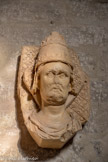 <center>La Sacristie Sud</center>Buste du gisant de Clément VII (1378-1394)
1945. Moulage de plâtre d’après l’original exposé au musée du Petit Palais, Mérindol.
Cette effigie de Clément VII date de 1401, année où on transporta son corps dans le chœur de l’église des Célestins (Avignon). Cet authentique portrait certainement exécuté à partir d’un masque mortuaire, a été martelé à la Révolution. Les armes de la famille du pape apparaissent sur les coussins où repose la tête. Achat après commande, Palais des Papes.