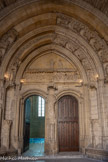 <center>La loggia.</center>Le portail de la grande chapelle. Au centre, la seule statue très mutilée qui demeure contre le trumeau.