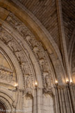 <center>La loggia.</center>Sous des dais finement sculptés, des figures d’anges agrémentent les voussures de l'archivolte intérieure, pour l'archivolte extérieure, on a des personnages bibliques.