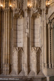<center>La loggia.</center>Le deux grandes niches de gauche : elles abritaient autrefois des statues, dont les socles sont ornés de quadrilobes encadrant animaux fantastiques, têtes barbues et grotesques.