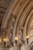 <center>La loggia.</center>Sous des dais finement sculptés, des figures d’anges agrémentent les voussures de l'archivolte intérieure, pour l'archivolte extérieure, on a des personnages bibliques.